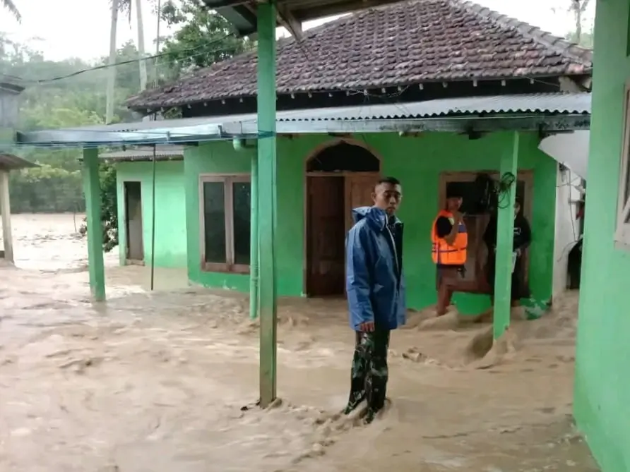 Banjir dan Longsor Landa Wilayah Trenggalek: Pohon Roboh, Sungai Meluap Hingga Menutup Jalan